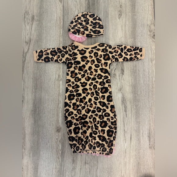 0-3 Months Baby girl Animal Print Open Bottom Gown Sleeper With Matching Hat - Picture 3 of 3